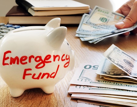 Emergency fund written on a piggy bank.